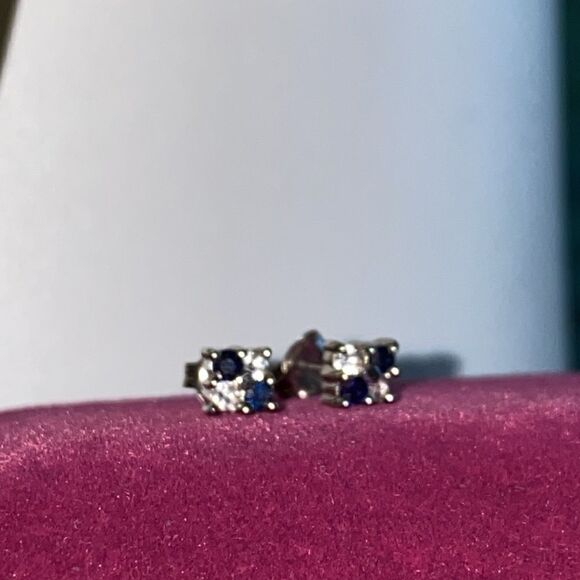 💛 14k White Gold Flower, Sapphire & Diamond Earrings - Picture 8 of 10